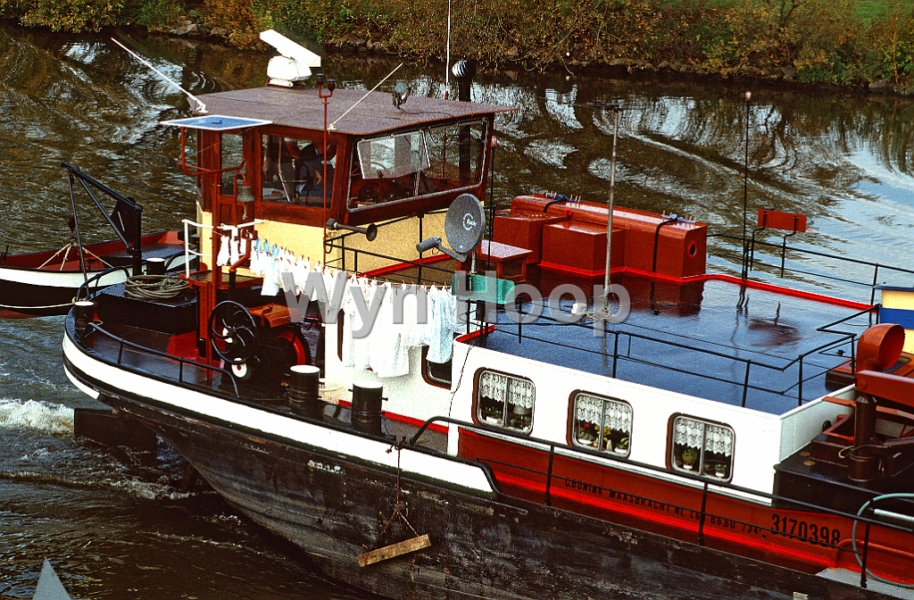 Main Binnenschiffer.jpg - Binnenschiff auf dem Main - Wäschetag.